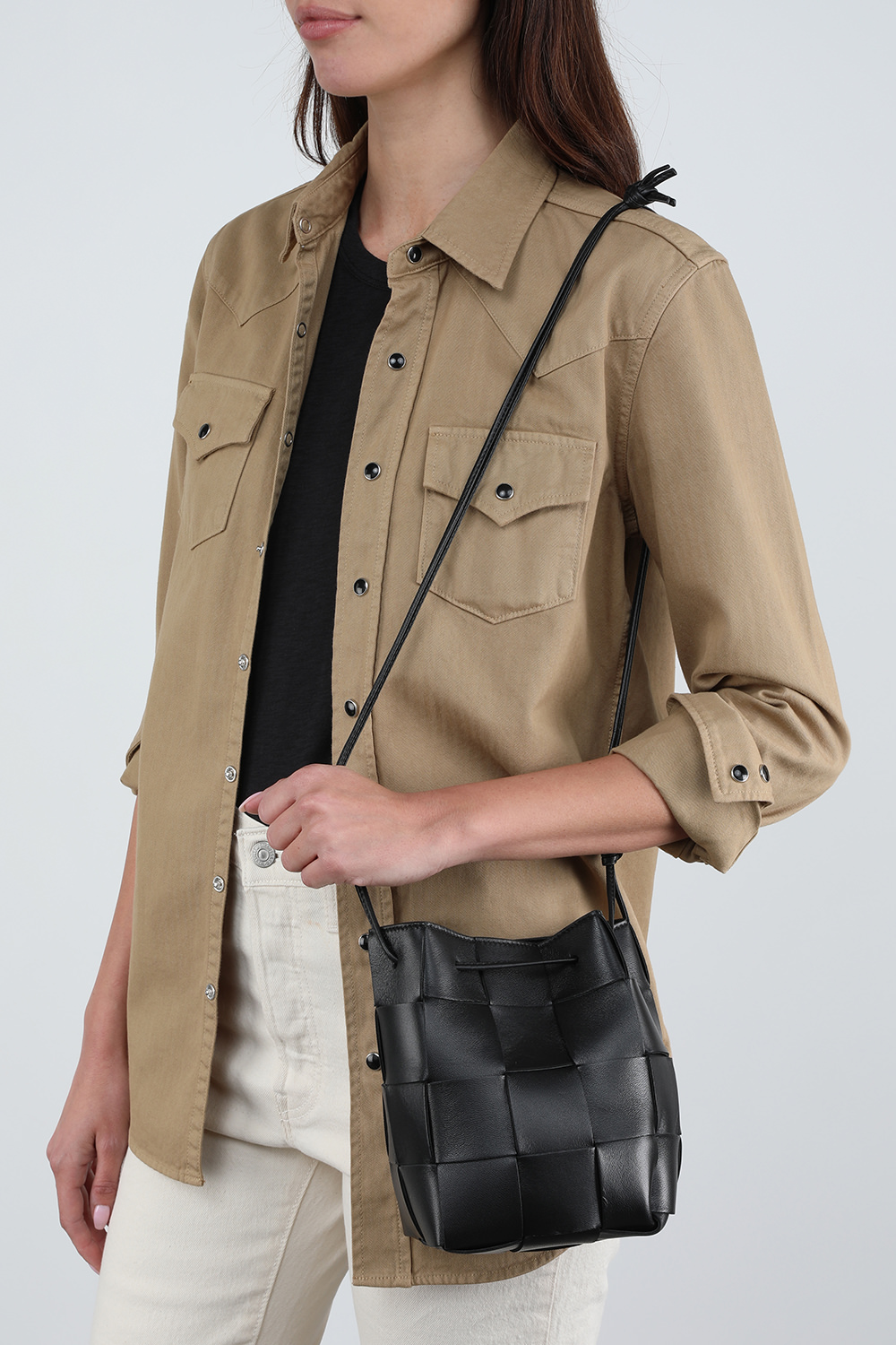 תמונת כל הלוק של תיק באקט קסטה סמול BOTTEGA VENETA